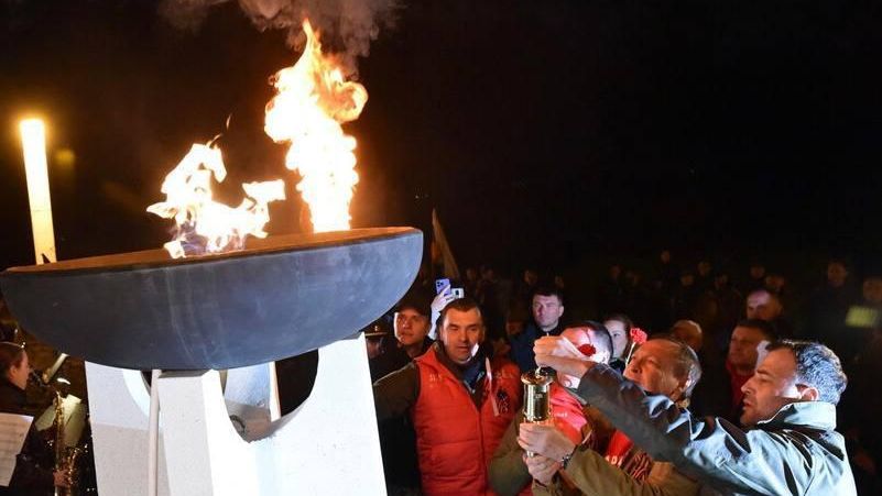 На Саур-Могиле зажгли Вечный огонь от пламени с Могилы Неизвестного Солдата в Москве На Саур-Могиле зажгли Вечный огонь от пламени с Могилы Неизвестного Солдата в Москве - РИА Новости, 1920, 09.05.2022