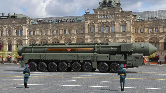 Автономная пусковая установка Ярс на военном параде в честь 77-й годовщины Победы в Великой Отечественной войн Автономная пусковая установка Ярс на военном параде в честь 77-й годовщины Победы в Великой Отечественной войн