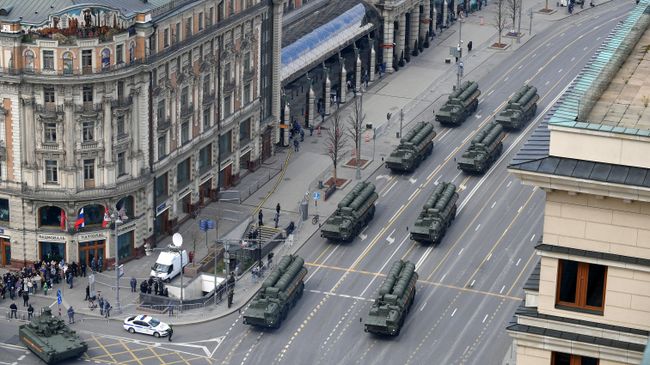 Пусковые установки зенитного ракетного комплекса С-400 Триумф на военном параде, посвященном 77-й годовщине Победы в Великой Отечественной войне, на Красной площади в Москве Пусковые установки зенитного ракетного комплекса С-400 Триумф на военном параде, посвященном 77-й годовщине Победы в Великой Отечественной войне, на Красной площади в Москве