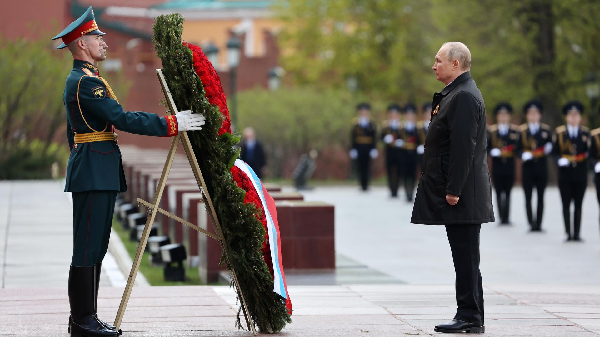 Президент РФ Владимир Путин на церемонии возложения цветов к Вечному огню у Могилы Неизвестного Солдата в Александровском саду Президент РФ Владимир Путин на церемонии возложения цветов к Вечному огню у Могилы Неизвестного Солдата в Александровском саду - РИА Новости, 1920, 09.05.2022