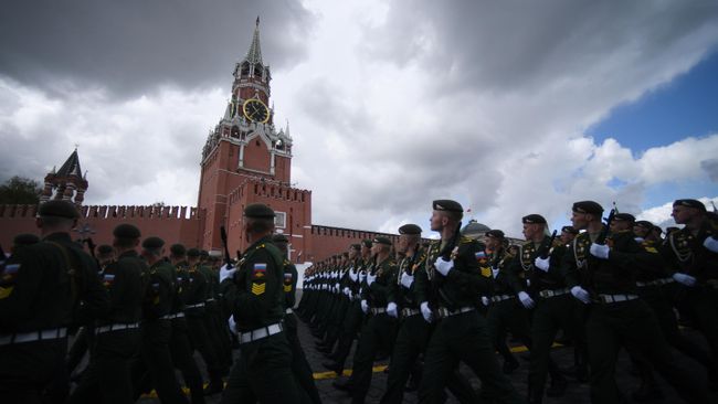 Военнослужащие парадных расчетов на военном параде, посвященном 77-й годовщине Победы в Великой Отечественной войне, на Красной площади в Москве Военнослужащие парадных расчетов на военном параде, посвященном 77-й годовщине Победы в Великой Отечественной войне, на Красной площади в Москве