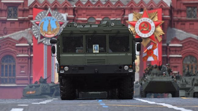 Оперативно-тактический ракетный комплекс (ОТРК) Искандер-М на военном параде, посвященном 77-й годовщине Победы в Великой Отечественной войне, на Красной площади в Москве Оперативно-тактический ракетный комплекс (ОТРК) Искандер-М на военном параде, посвященном 77-й годовщине Победы в Великой Отечественной войне, на Красной площади в Москве