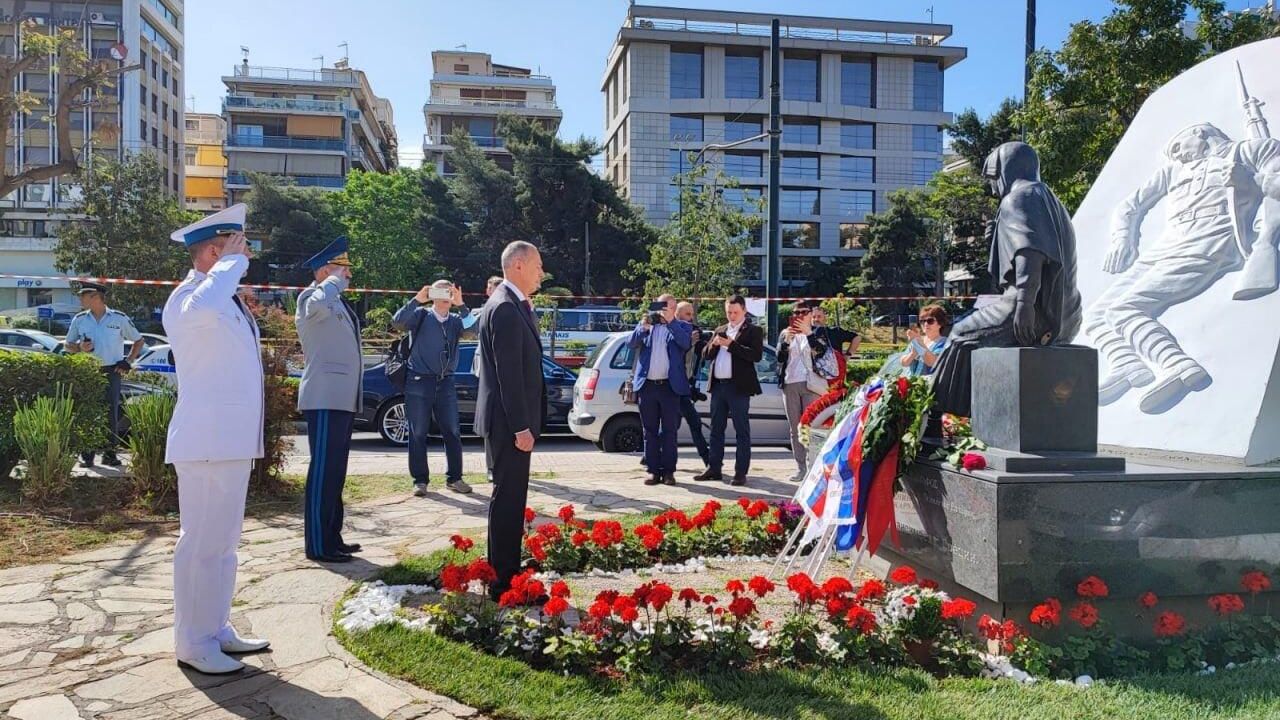 Посол России в Греции Андрей Маслов и атташе по вопросам обороны генерал-майор Александр Приходько возложили в афинском районе Каллифея венок к Памятнику советским воинам Посол России в Греции Андрей Маслов и атташе по вопросам обороны генерал-майор Александр Приходько возложили в афинском районе Каллифея венок к Памятнику советским воинам - РИА Новости, 1920, 09.05.2022