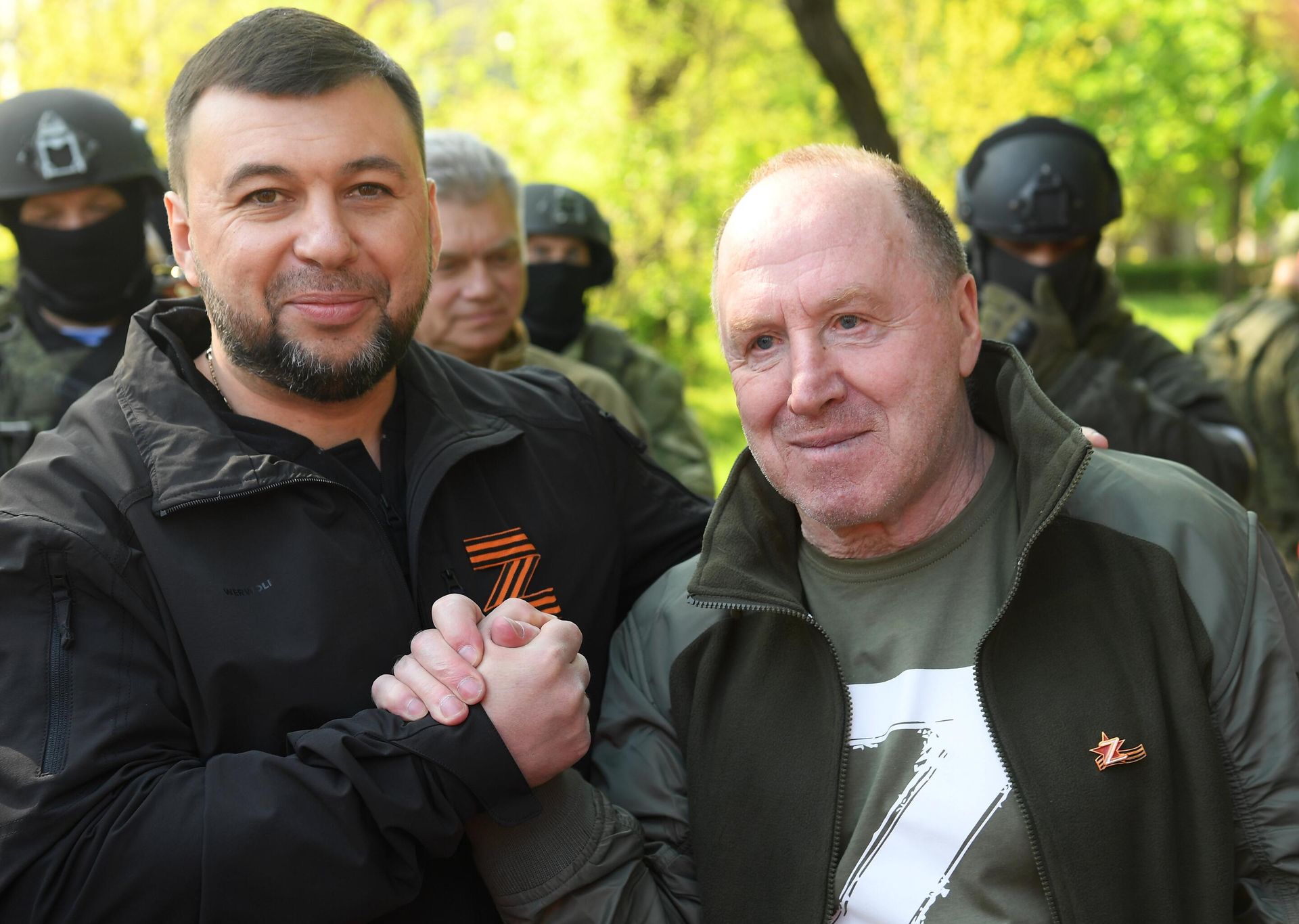 Глава Донецкой народной республики Денис Пушилин и актер Владимир Стеклов на праздничных мероприятиях, посвященных 77-й годовщине Победы в Великой Отечественной войне, на Аллее героев в Мариуполе - РИА Новости, 1920, 22.12.2023