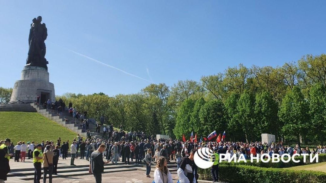 Российские дипломаты, дипломаты дружественных стран и жители Берлина возложили в День Победы цветы на Советском военном мемориале в Трептов-парке Российские дипломаты, дипломаты дружественных стран и жители Берлина возложили в День Победы цветы на Советском военном мемориале в Трептов-парке - РИА Новости, 1920, 09.05.2022