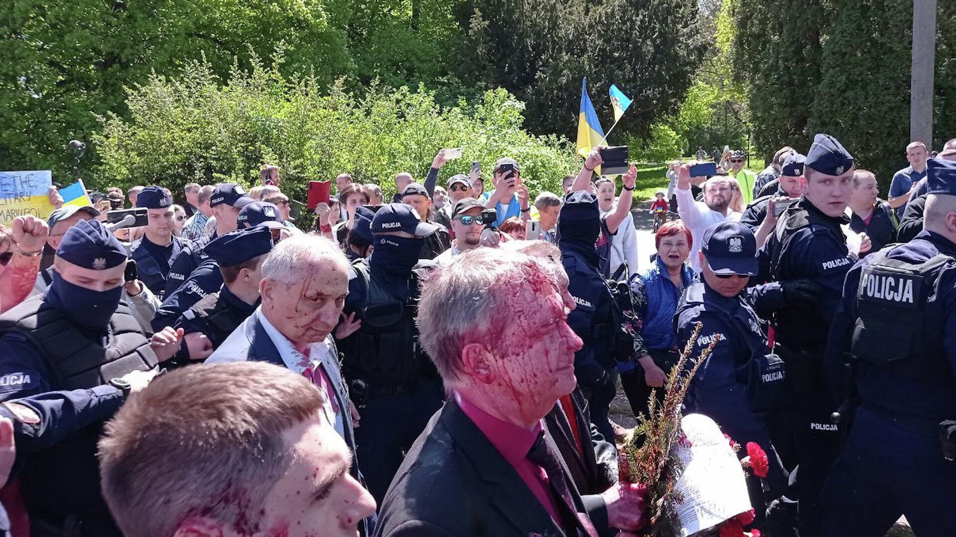 Последствия нападения на посла РФ в Польше во время возложения цветов на кладбище советских воинов Последствия нападения на посла РФ в Польше во время возложения цветов на кладбище советских воинов - РИА Новости, 1920, 09.05.2022