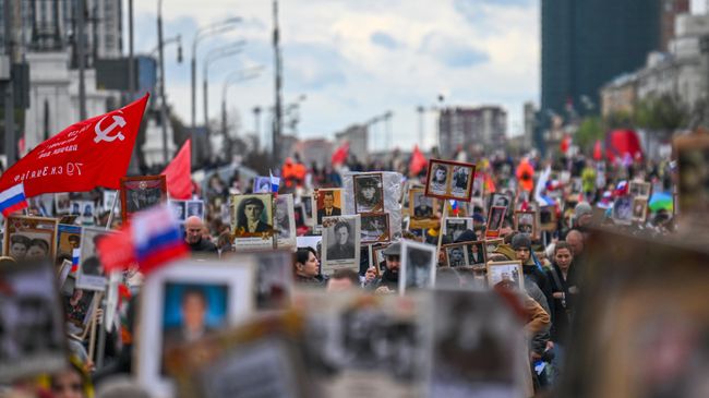 Участники акции Бессмертный полк, посвященной 77-й годовщине Победы в Великой Отечественной войне Участники акции Бессмертный полк, посвященной 77-й годовщине Победы в Великой Отечественной войне