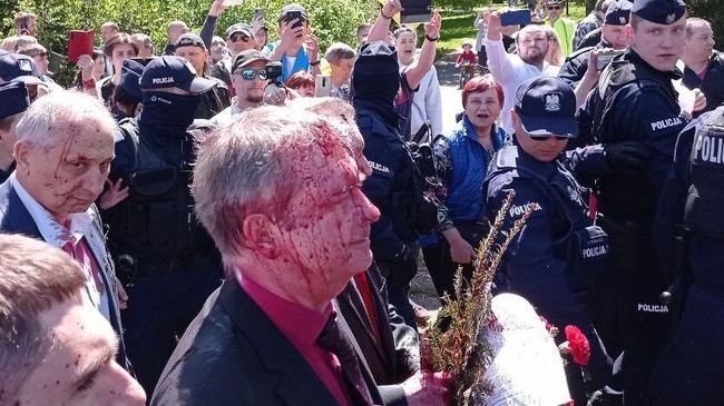 Чрезвычайный и полномочный посол России в Польше Сергей Андреев на кладбище советских воинов в Варшаве