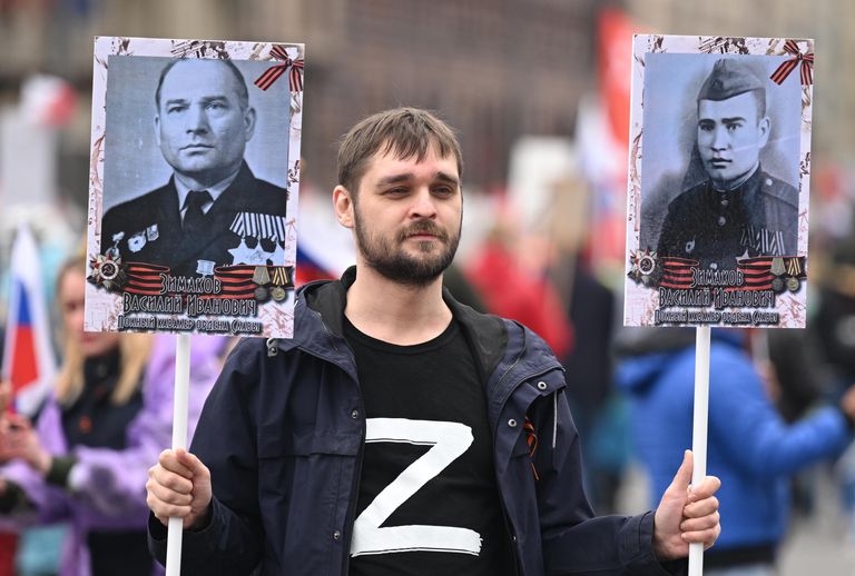 Участник шествия Бессмертный полк в Москве