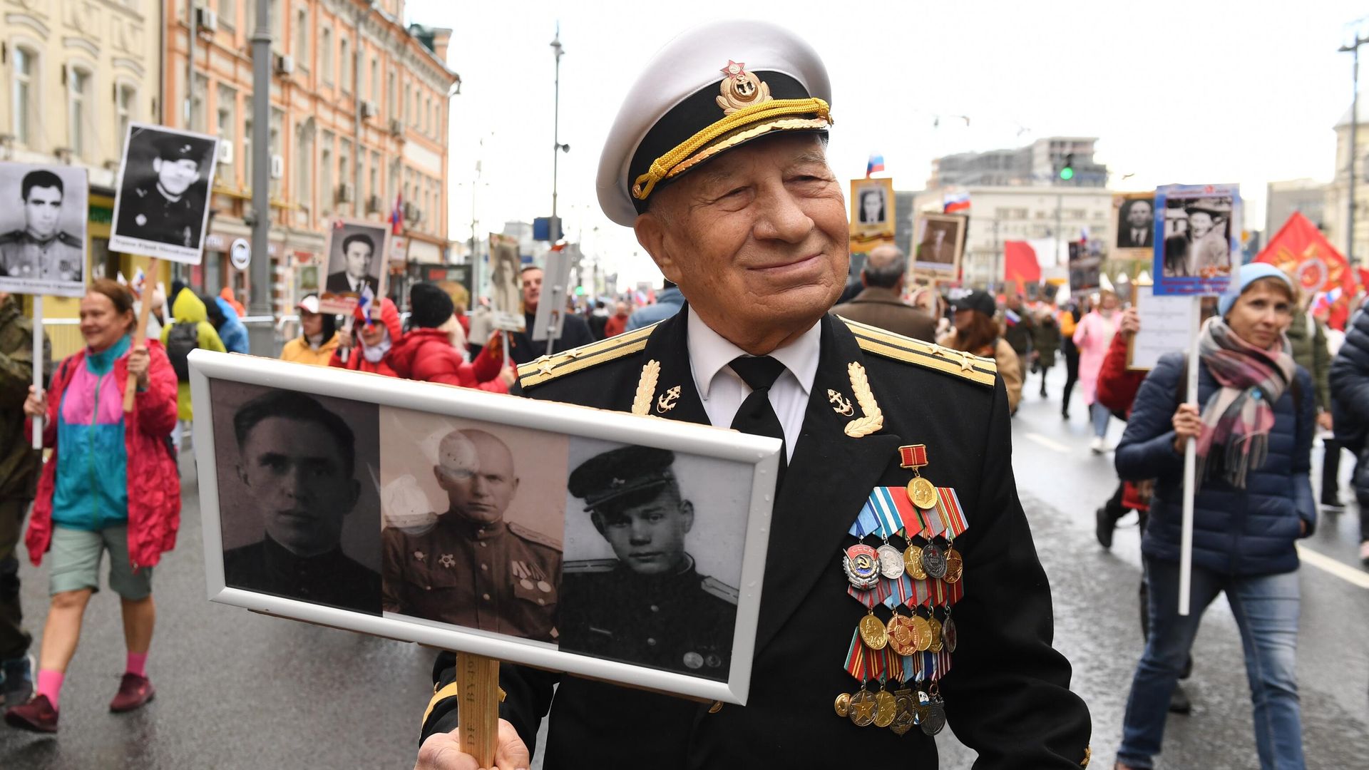 Участник акции Бессмертный полк, посвященной 77-й годовщине Победы в Великой Отечественной войне, в Москве Участник акции Бессмертный полк, посвященной 77-й годовщине Победы в Великой Отечественной войне, в Москве - РИА Новости, 1920, 09.05.2022