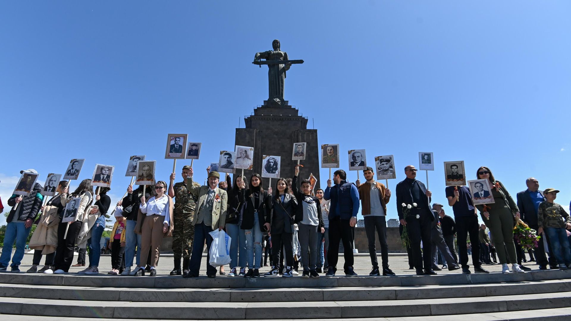 Участники акции Бессмертный полк в Ереване Участники акции Бессмертный полк в Ереване - РИА Новости, 1920, 15.05.2022