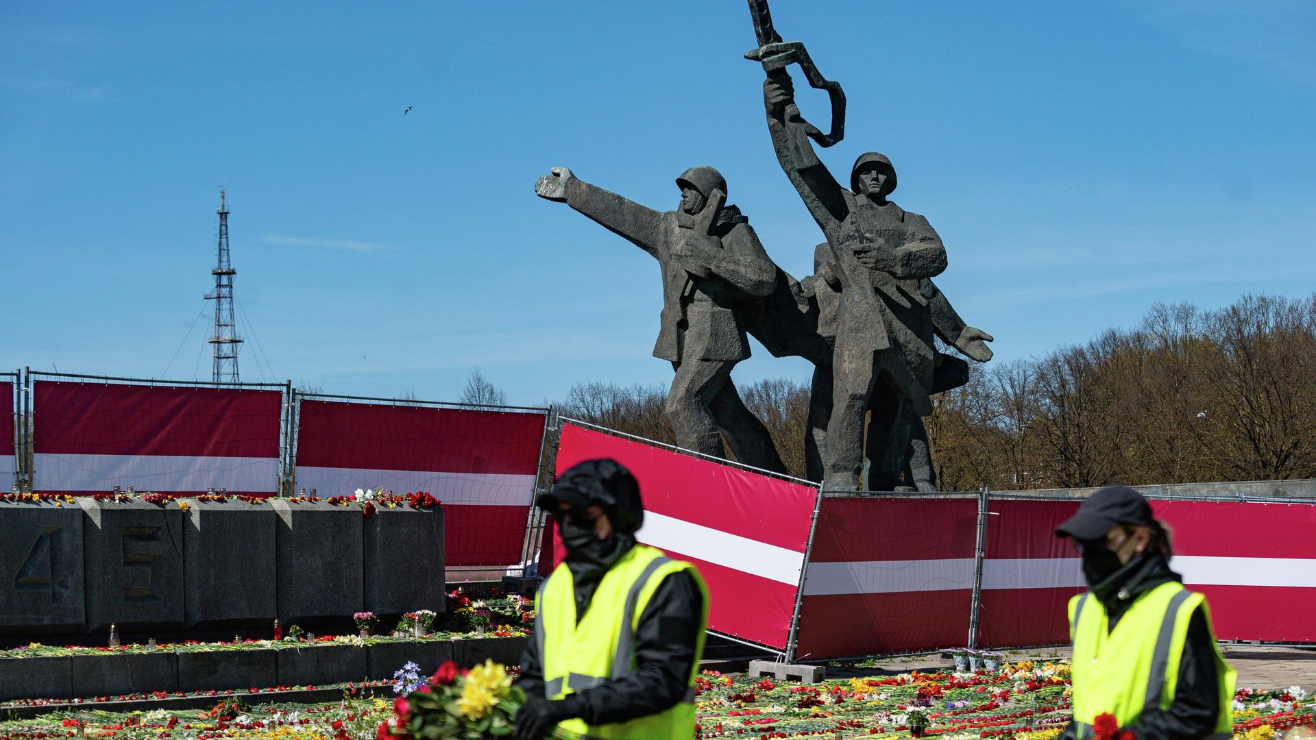 На территории мемориального комплекса Памятник воинам Советской Армии - освободителям Советской Латвии и Риги от немецко-фашистских захватчиков в Риге На территории мемориального комплекса Памятник воинам Советской Армии - освободителям Советской Латвии и Риги от немецко-фашистских захватчиков в Риге - РИА Новости, 1920, 11.05.2022