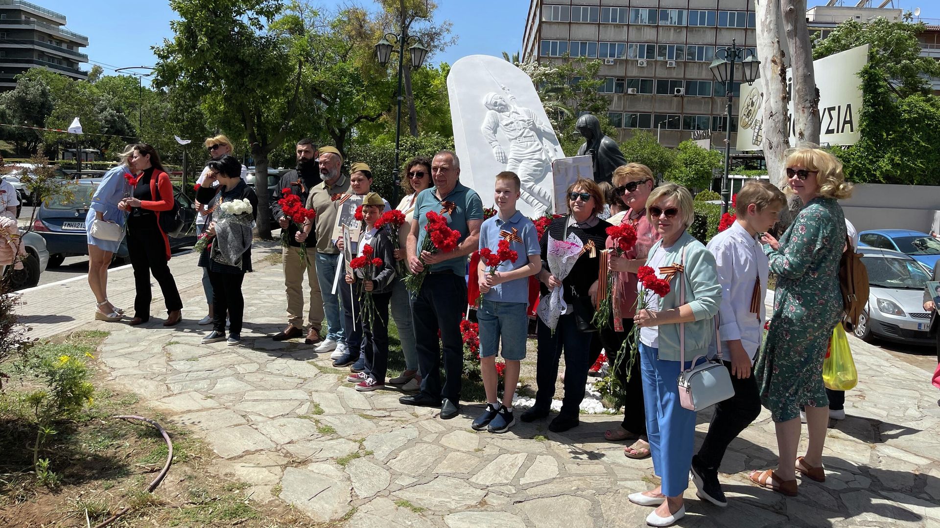 Участники торжественных мероприятий в честь 77-летия Великой Победы возле памятника советским воинам в афинском районе Каллифея Участники торжественных мероприятий в честь 77-летия Великой Победы возле памятника советским воинам в афинском районе Каллифея - РИА Новости, 1920, 09.05.2022