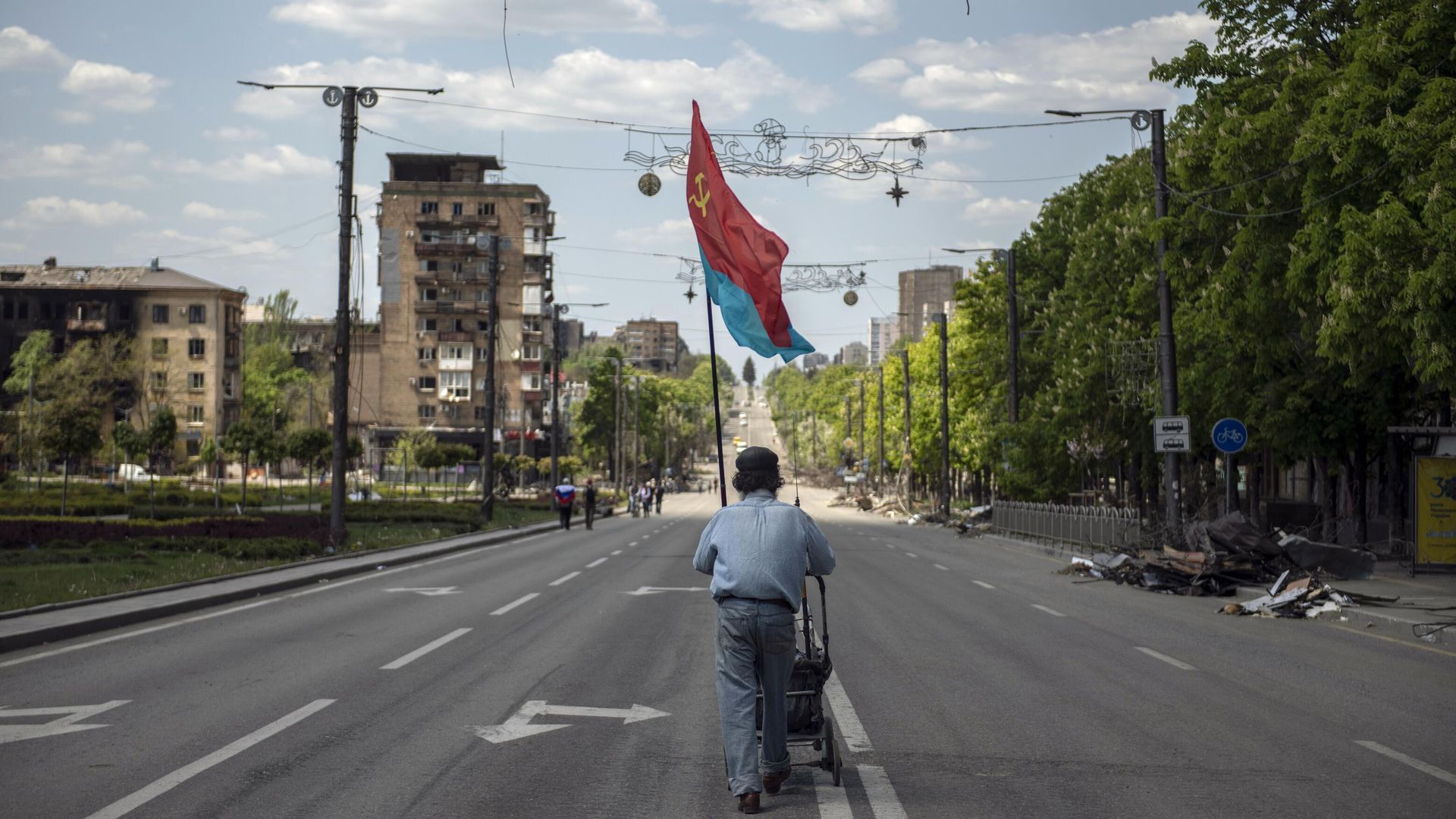 Мужчина в центре Мариуполя во время праздничных мероприятий, посвященных 77-й годовщине Победы в Великой Отечественной войне Мужчина в центре Мариуполя во время праздничных мероприятий, посвященных 77-й годовщине Победы в Великой Отечественной войне - РИА Новости, 1920, 09.05.2022