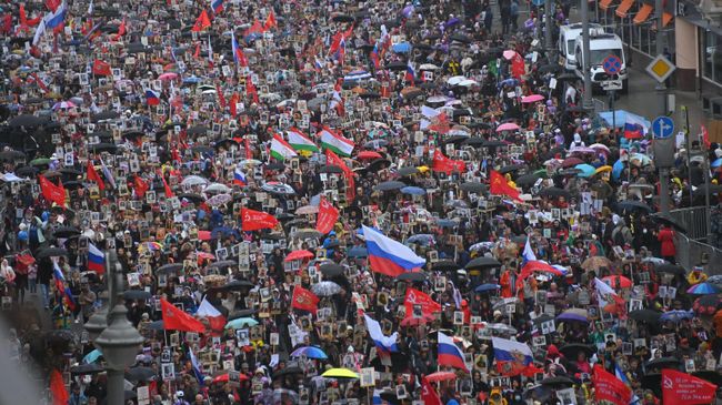 Участники акции Бессмертный полк, посвященной 77-й годовщине Победы в Великой Отечественной войне, в Москве