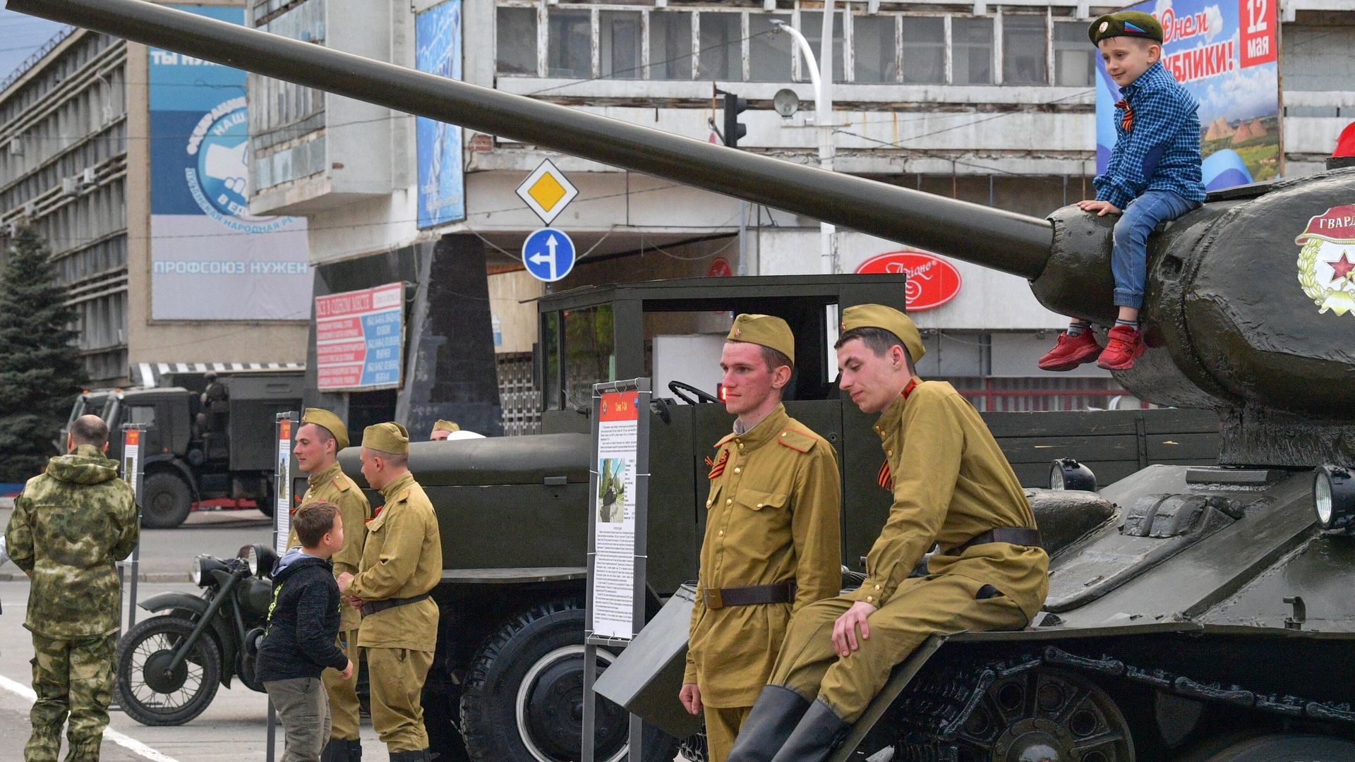 Мальчик сидит на танке на выставке военной техники во время празднования Дня Победы в Луганске Мальчик сидит на танке на выставке военной техники во время празднования Дня Победы в Луганске - РИА Новости, 1920, 10.05.2022