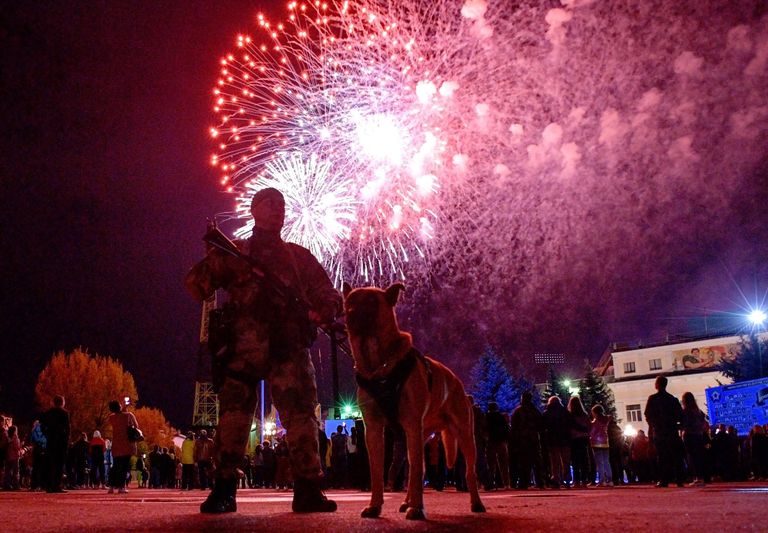 Праздничный салют в Луганске в честь 77-летия Победы в Великой Отечественной войне Праздничный салют в Луганске в честь 77-летия Победы в Великой Отечественной войне
