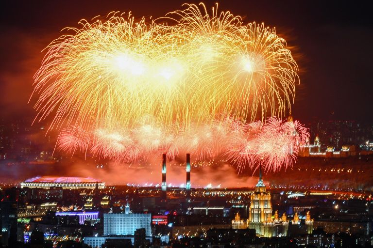 Салют в Москве в честь 77-летия Победы в Великой Отечественной войне Салют в Москве в честь 77-летия Победы в Великой Отечественной войне