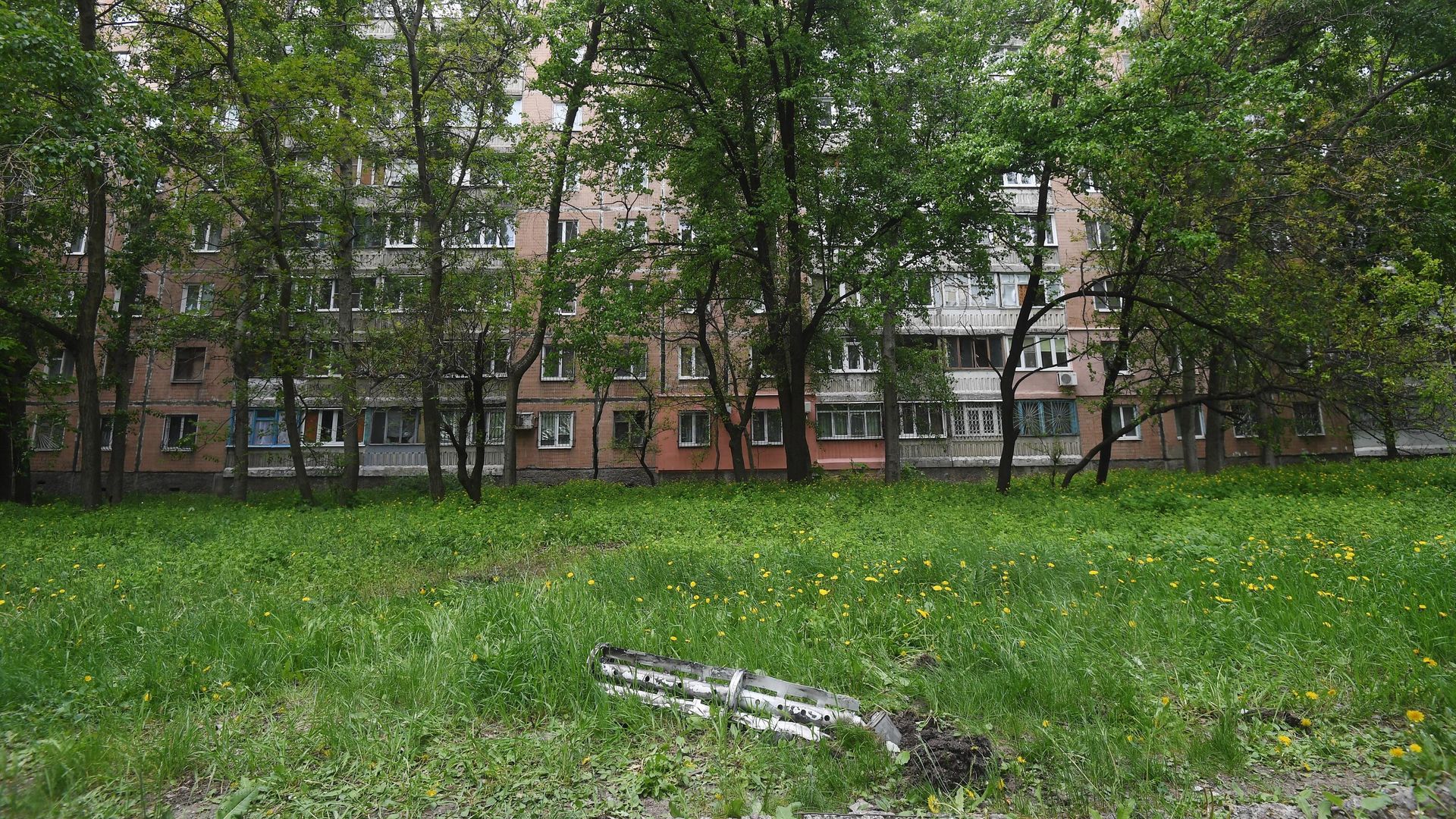 Фрагмент снаряда, прилетевшего во двор дома 107 по улице Петровского в Донецке Фрагмент снаряда, прилетевшего во двор дома 107 по улице Петровского в Донецке - РИА Новости, 1920, 10.05.2022