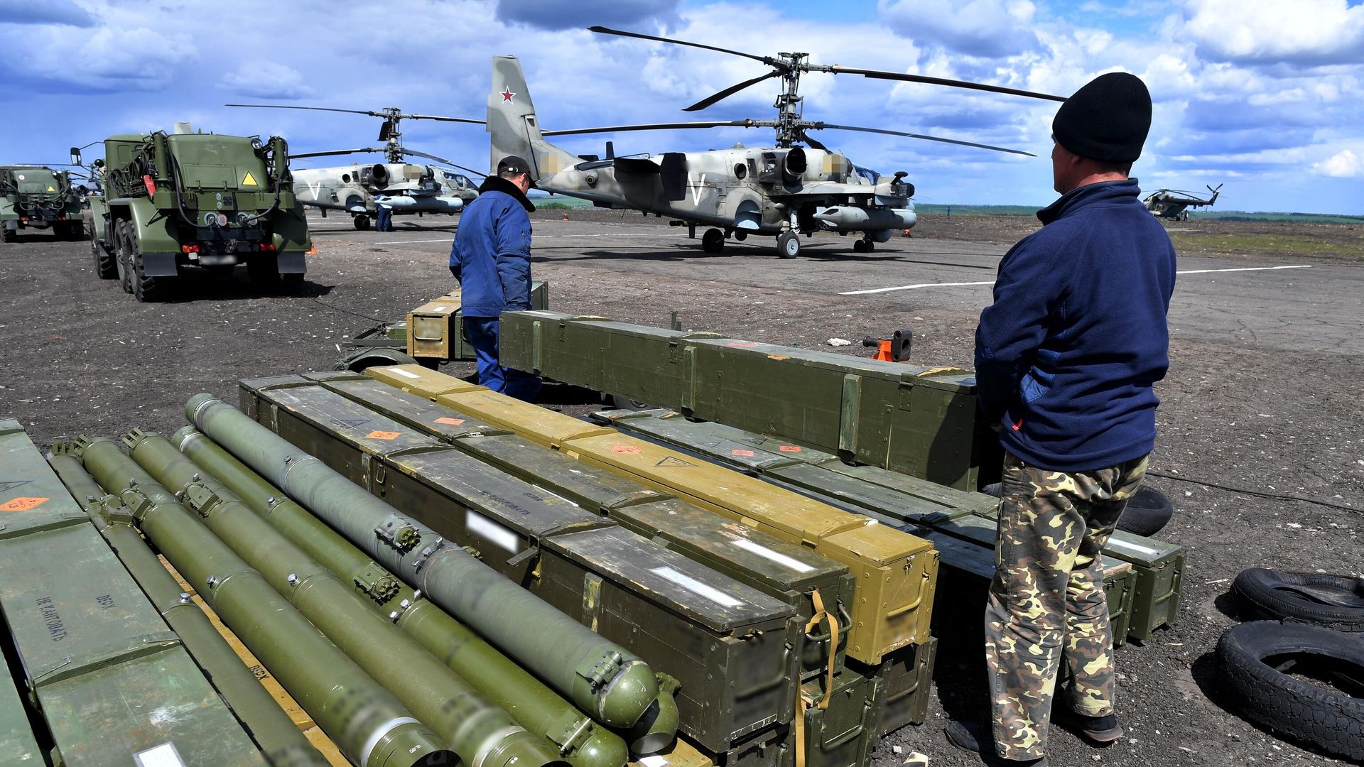 Механики разгружают боеприпасы для вертолетов Ка-52 ВКС России Механики разгружают боеприпасы для вертолетов Ка-52 ВКС России - РИА Новости, 1920, 03.07.2022