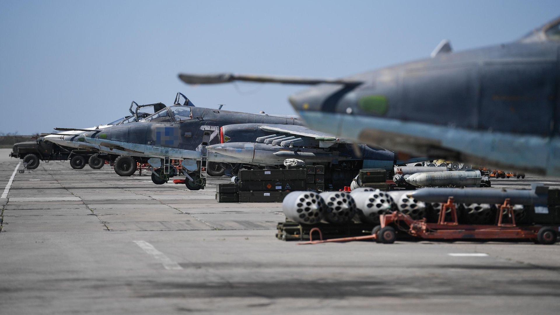 Самолеты Су-25 и Су-24М авиагруппы ВКС РФ перед боевым вылетом в рамках специальной военной операции Самолеты Су-25 и Су-24М авиагруппы ВКС РФ перед боевым вылетом в рамках специальной военной операции - РИА Новости, 1920, 15.09.2022
