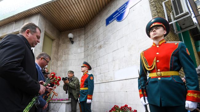 Торжественная церемония присвоения имени Героя России Нурмагомеда Гаджимагомедова площади Конституции в Донецке