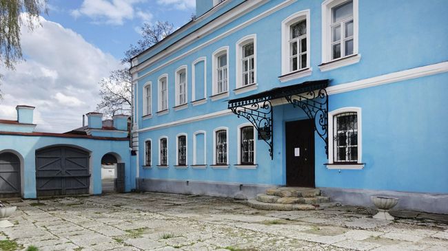 Особняк Заусайловых (Краеведческий музей) и участок плитуара в музейном дворе Особняк Заусайловых (Краеведческий музей) и участок плитуара в музейном дворе