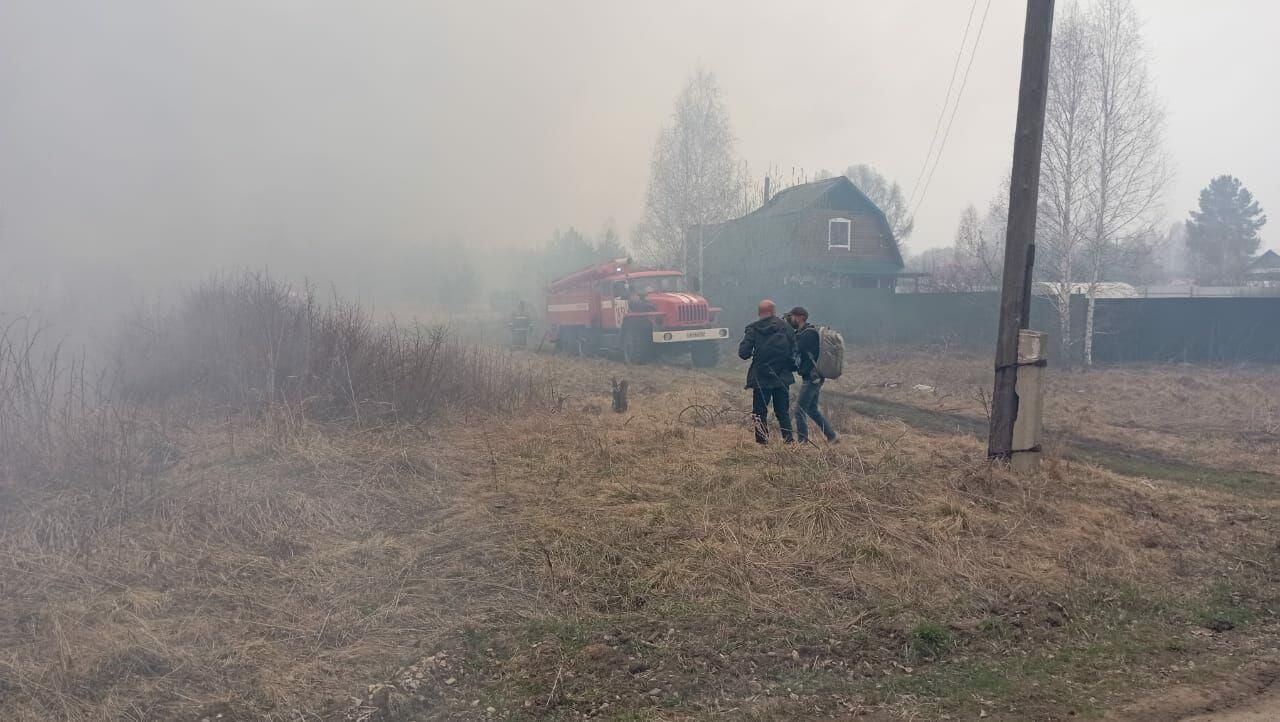 Пожар в поселке Безречный Свердловской области Пожар в поселке Безречный Свердловской области - РИА Новости, 1920, 11.05.2022