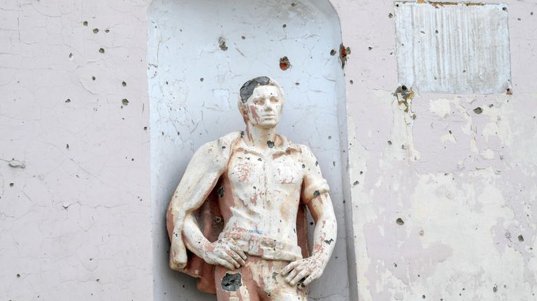 Поврежденная от обстрелов статуя на железнодорожном вокзале города Попасная Поврежденная от обстрелов статуя на железнодорожном вокзале города Попасная