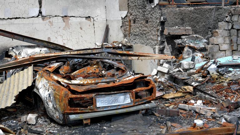 Сгоревший гараж с автомобилем в частном секторе города Попасная Сгоревший гараж с автомобилем в частном секторе города Попасная
