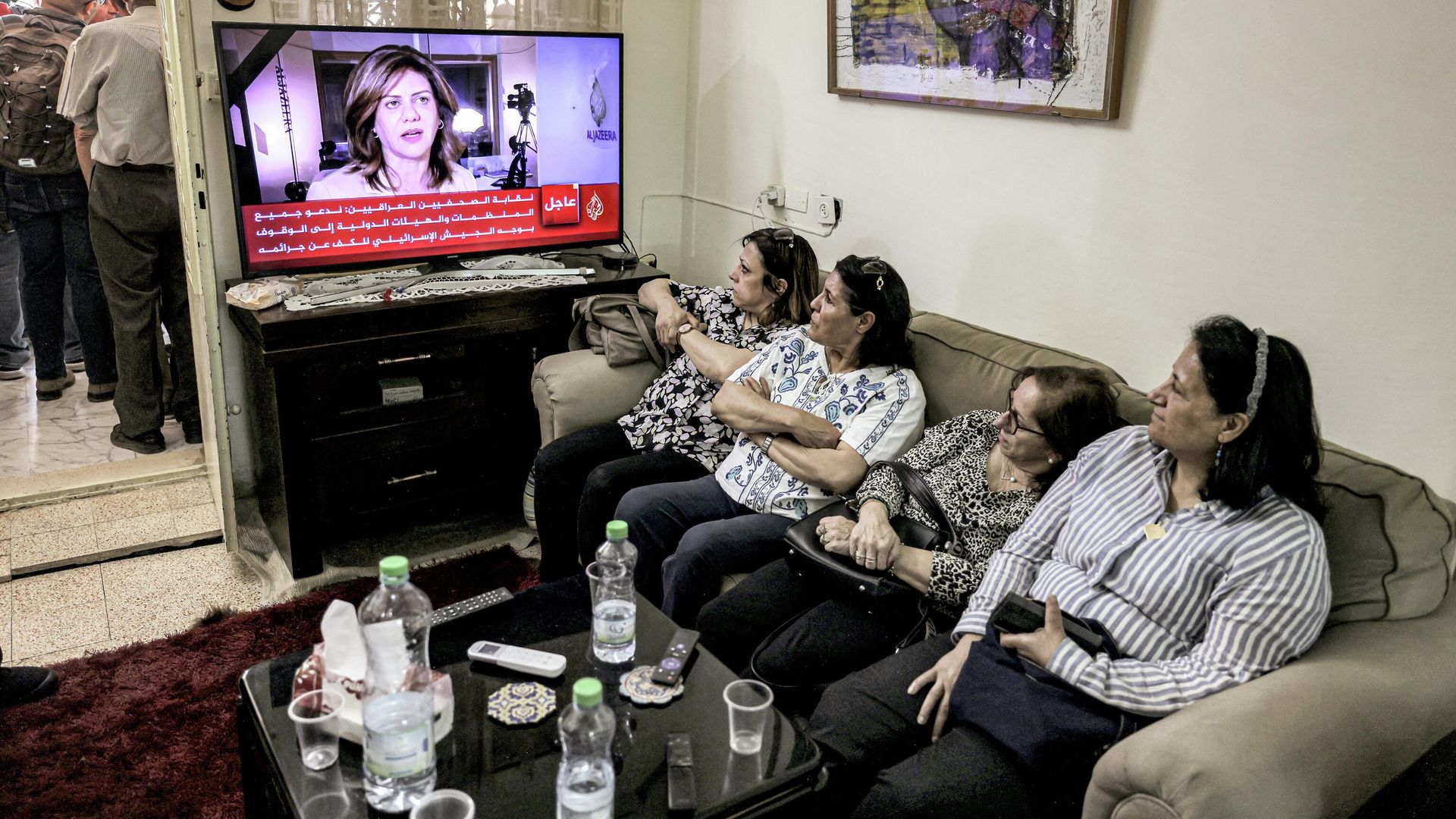 Женщины смотрят репортаж про журналистку Al Jazeera Ширин Абу Акле, погибшую при освещении столкновений на Западном берегу реки Иордан, в Восточном Иерусалиме Женщины смотрят репортаж про журналистку Al Jazeera Ширин Абу Акле, погибшую при освещении столкновений на Западном берегу реки Иордан, в Восточном Иерусалиме - РИА Новости, 1920, 11.05.2022