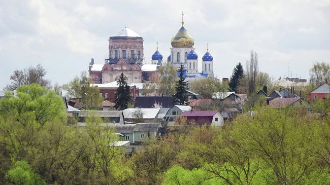 Вид из Знаменского монастыря - Покровская церковь и Вознесенский собор Вид из Знаменского монастыря - Покровская церковь и Вознесенский собор