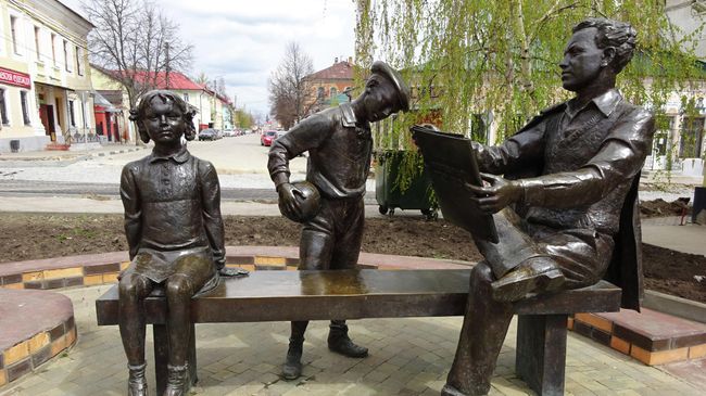 Улица Мира, памятник художнику Николаю Жукову. В образе мальчика запечатлён режиссер Никита Михалков, который дружил с натурщицей - племянницей художника Улица Мира, памятник художнику Николаю Жукову. В образе мальчика запечатлён режиссер Никита Михалков, который дружил с натурщицей - племянницей художника