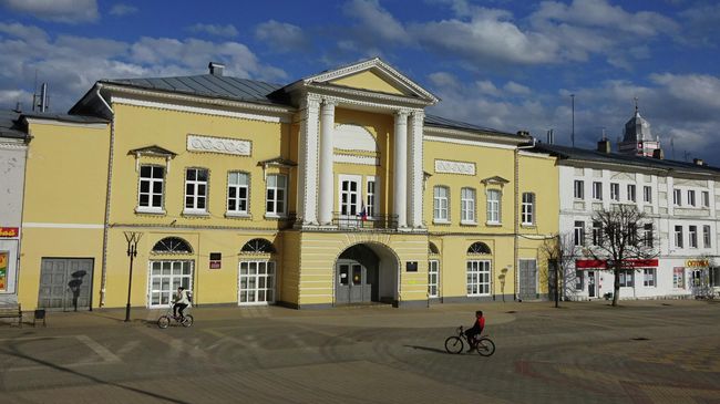 Улица Мира, городская усадьба 18 века и здание гостиницы Дворянская Улица Мира, городская усадьба 18 века и здание гостиницы Дворянская