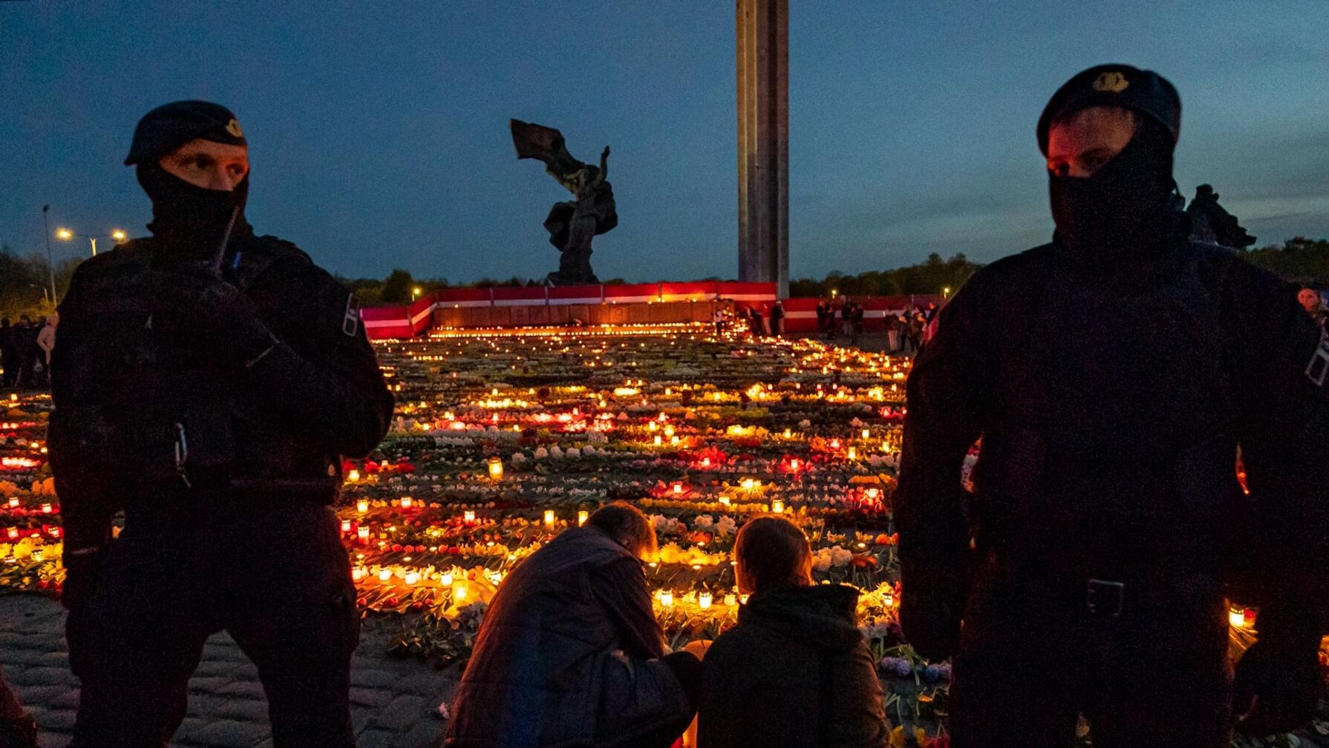 Сотрудники полиции и участники церемонии возложения цветов у мемориального комплекса Памятник воинам Советской Армии - освободителям Советской Латвии и Риги от немецко-фашистских захватчиков в Риге Сотрудники полиции и участники церемонии возложения цветов у мемориального комплекса Памятник воинам Советской Армии - освободителям Советской Латвии и Риги от немецко-фашистских захватчиков в Риге - РИА Новости, 1920, 12.05.2022