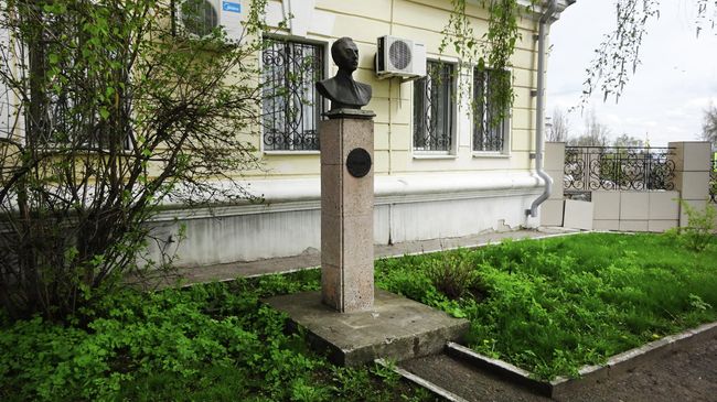 Первый памятник Бунину в мире установлен в 1990 году Первый памятник Бунину в мире установлен в 1990 году