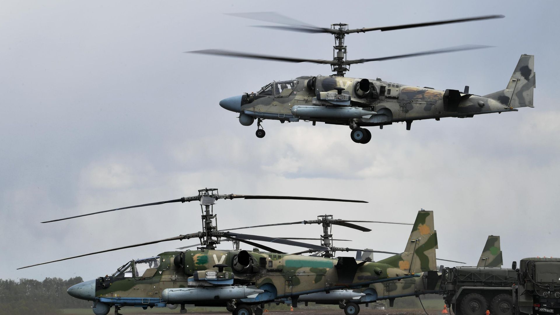 Ударные вертолеты Ка-52 ВКС России, задействованные в специальной военной операции на Харьковском направлении, на полевом аэродроме - РИА Новости, 1920, 12.05.2022