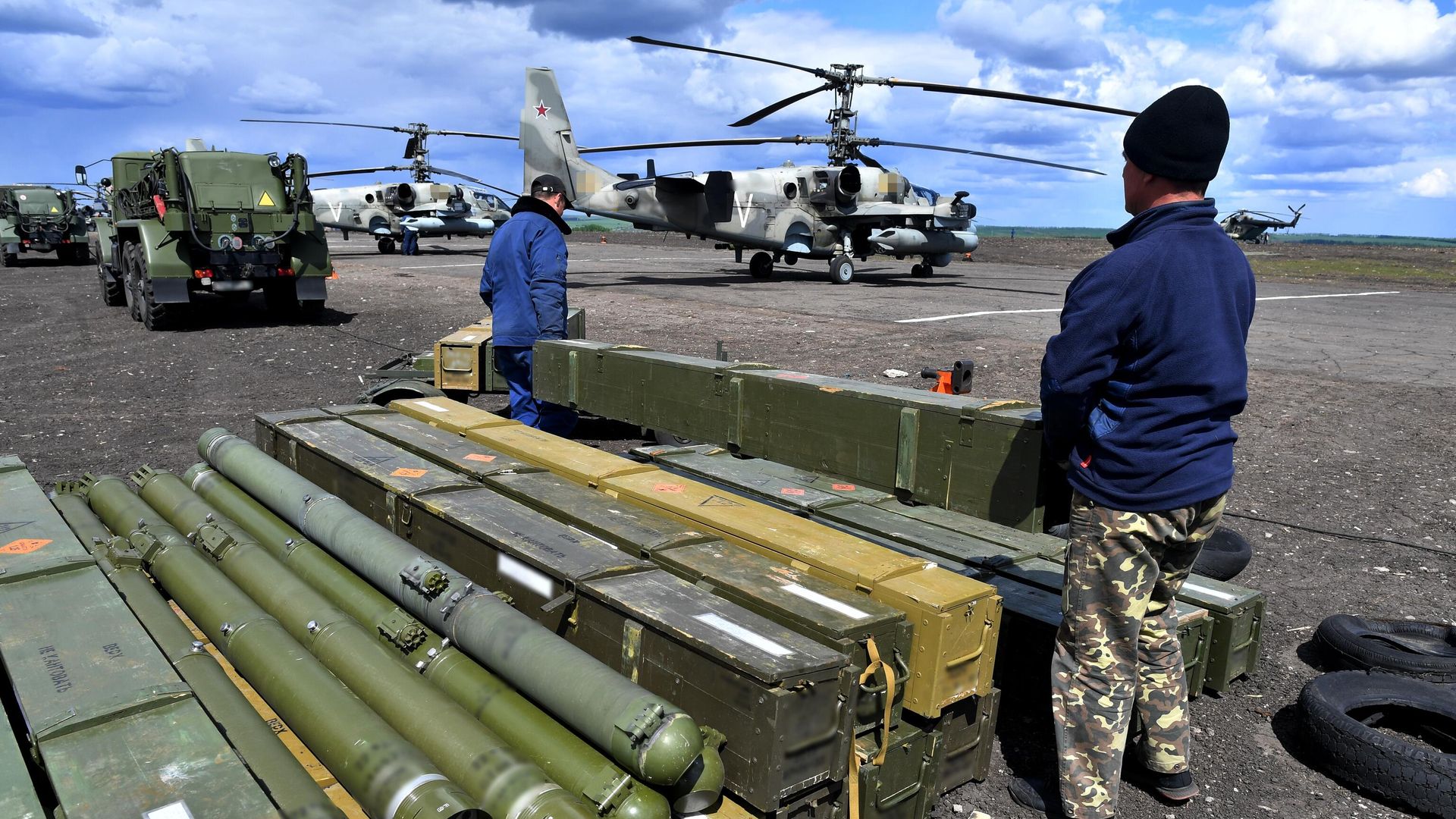 Механики разгружают боеприпасы для ударных вертолетов Ка-52 Механики разгружают боеприпасы для ударных вертолетов Ка-52 - РИА Новости, 1920, 23.07.2024