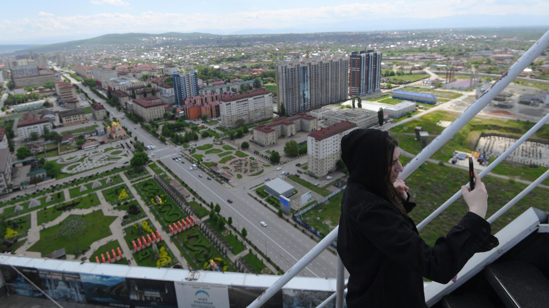 Девушка делает селфи на смотровой площадке бизнес-центра Грозный-Сити в Грозном Девушка делает селфи на смотровой площадке бизнес-центра Грозный-Сити в Грозном - РИА Новости, 1920, 02.06.2023