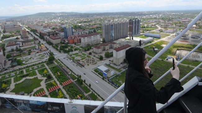 Девушка делает селфи на смотровой площадке бизнес-центра Грозный-Сити в Грозном