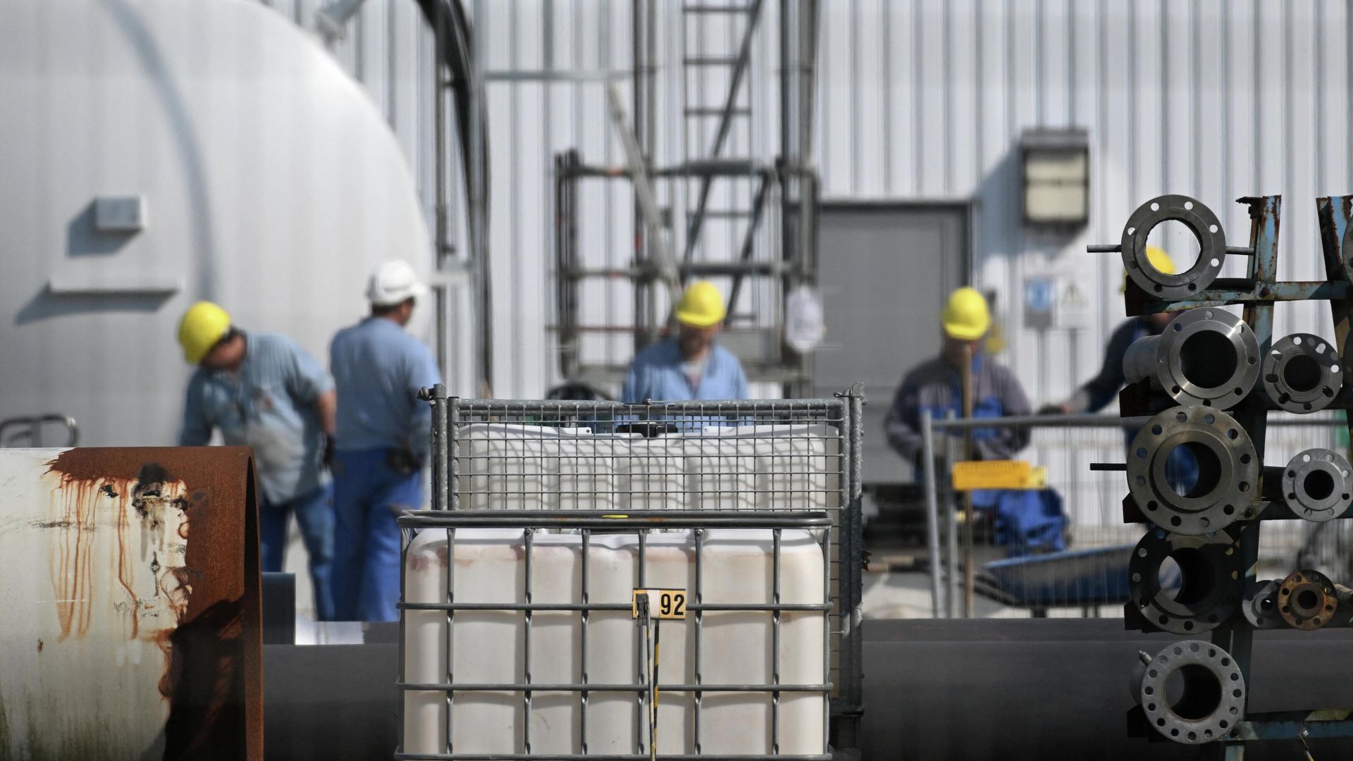 Сотрудники работают на газокомпрессорной станции в Германии Сотрудники работают на газокомпрессорной станции в Германии - РИА Новости, 1920, 11.05.2022