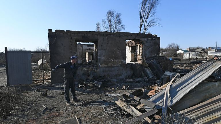 Мужчина собирает металл на пепелище сгоревшего дома для сдачи в пункт приема металлолома в городе Уяре Красноярского края Мужчина собирает металл на пепелище сгоревшего дома для сдачи в пункт приема металлолома в городе Уяре Красноярского края
