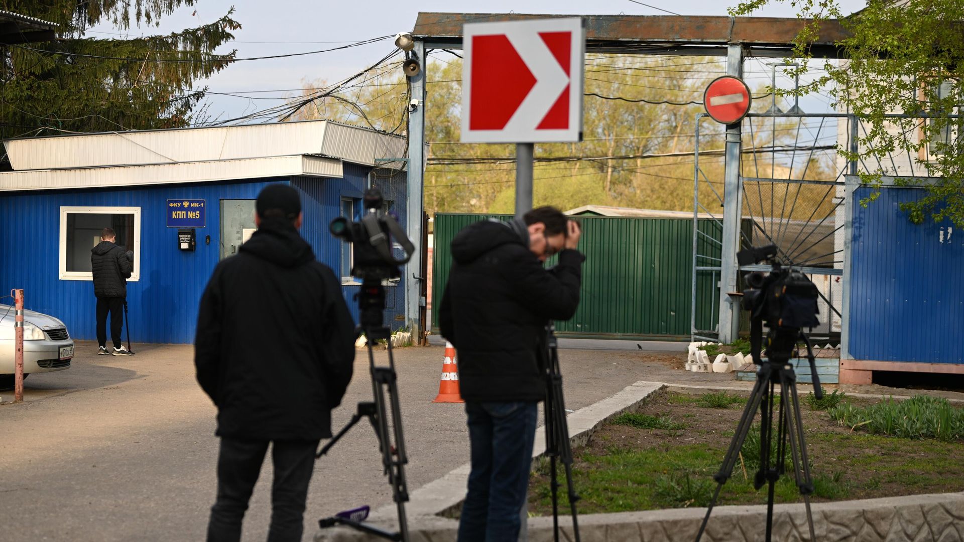 Журналисты у ворот ФКУ ИК-1 УФСИН России по Тверской области в ожидании появления бывшего министра экономического развития России Алексея Улюкаева Журналисты у ворот ФКУ ИК-1 УФСИН России по Тверской области в ожидании появления бывшего министра экономического развития России Алексея Улюкаева - РИА Новости, 1920, 12.05.2022