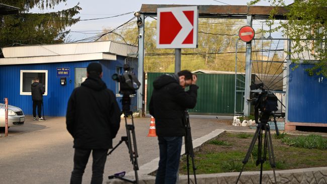 Журналисты у ворот ФКУ ИК-1 УФСИН России по Тверской области в ожидании появления бывшего министра экономического развития России Алексея Улюкаева