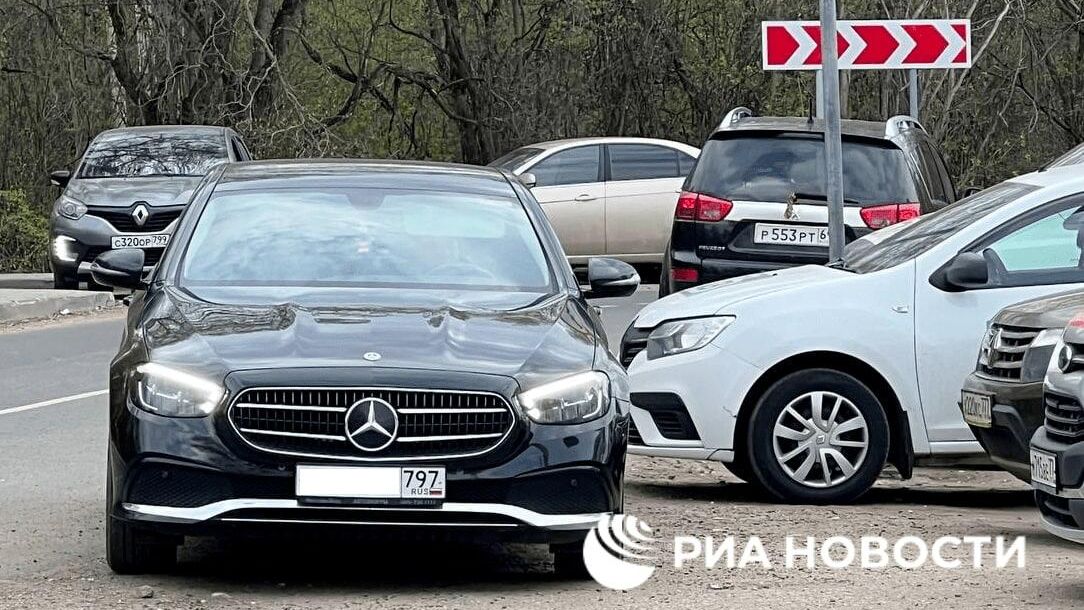 Mercedes с московскими номерами у ворот исправительной колонии №1 УФСИН России по Тверской области Mercedes с московскими номерами у ворот исправительной колонии №1 УФСИН России по Тверской области - РИА Новости, 1920, 12.05.2022