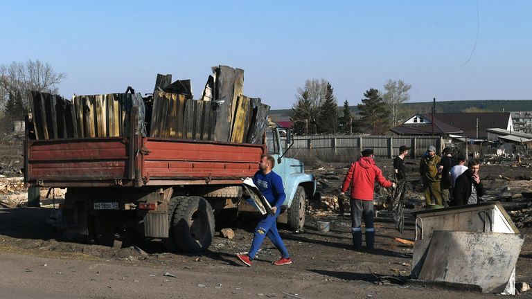 Мужчины разбирают завалы на одном из сгоревших участков в городе Уяре Красноярского края Мужчины разбирают завалы на одном из сгоревших участков в городе Уяре Красноярского края
