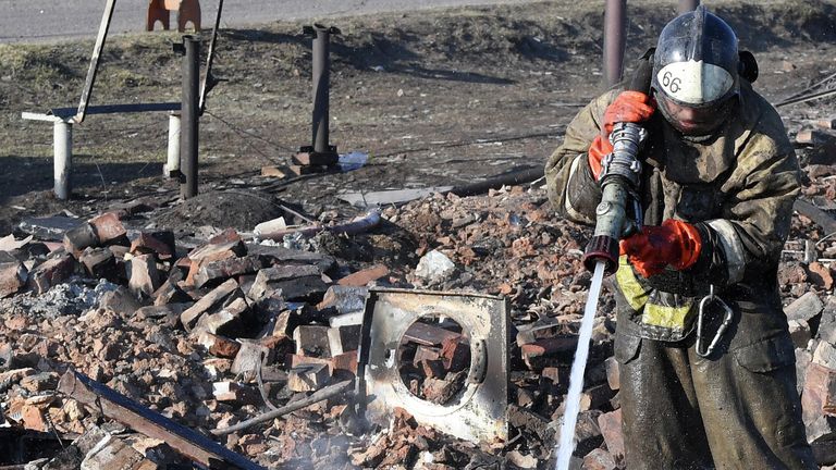 Пожарный МЧС на пепелище сгоревшего дома в городе Уяре Красноярского края Пожарный МЧС на пепелище сгоревшего дома в городе Уяре Красноярского края