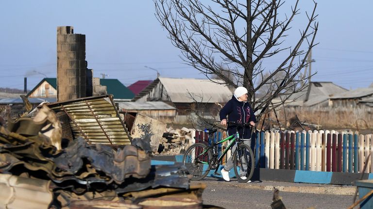 Женщина возле сгоревшего дома в городе Уяре Красноярского края Женщина возле сгоревшего дома в городе Уяре Красноярского края