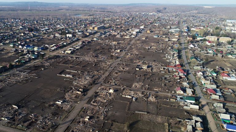Вид на сгоревшие дома в городе Уяре Красноярского края, где в результате крупного пожара во время штормового ветра 7 мая сгорело более 200 жилых домов Вид на сгоревшие дома в городе Уяре Красноярского края, где в результате крупного пожара во время штормового ветра 7 мая сгорело более 200 жилых домов