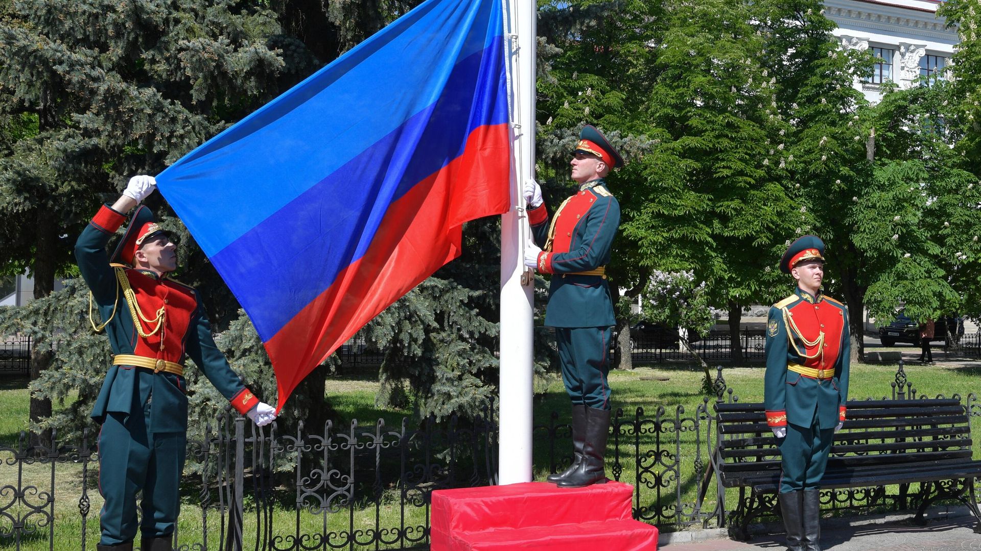 Военнослужащие почетного караула Народной милиции на торжественном поднятии флага ЛНР в Луганске Военнослужащие почетного караула Народной милиции на торжественном поднятии флага ЛНР в Луганске - РИА Новости, 1920, 12.09.2022